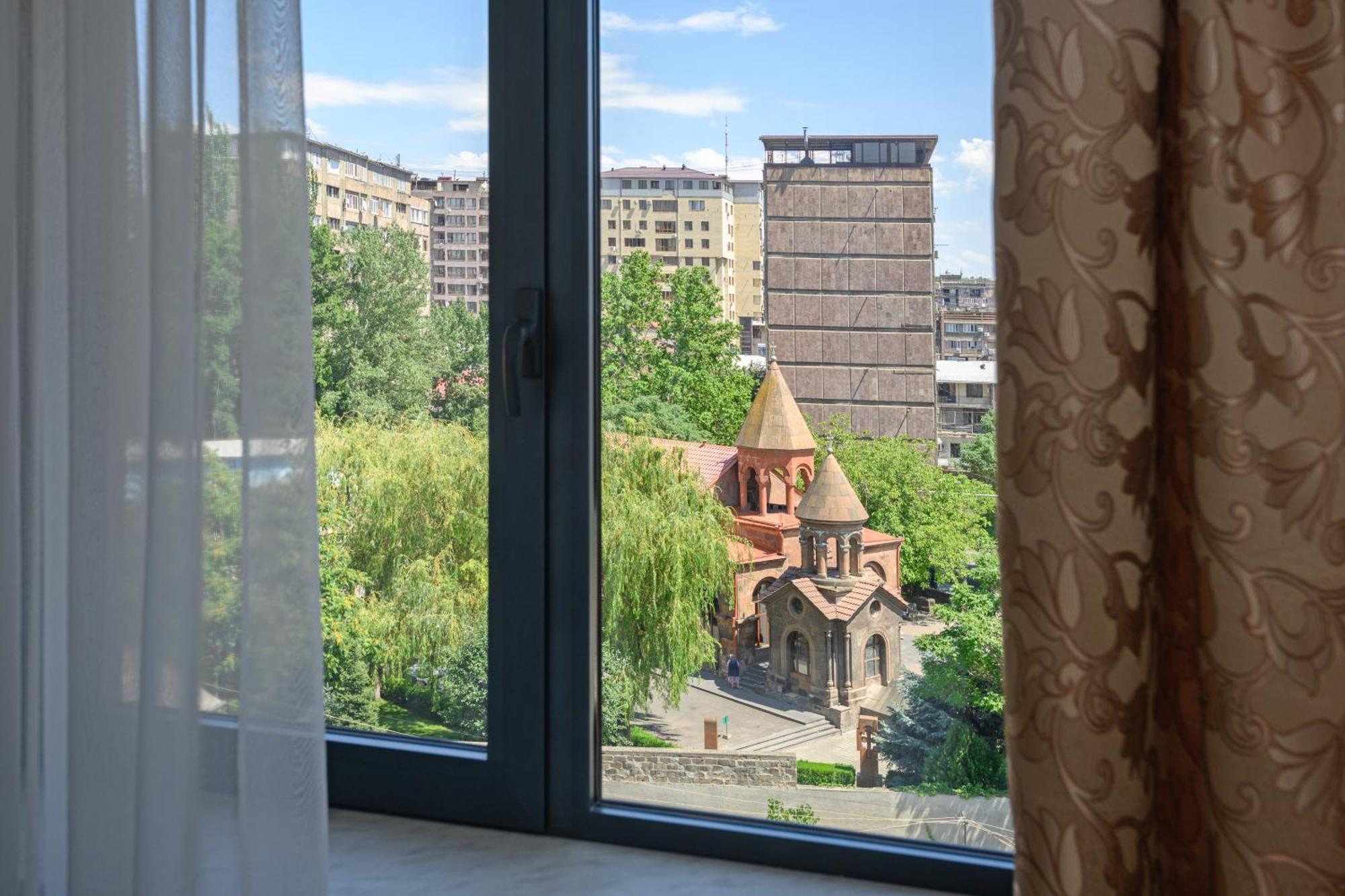 Royal Plaza By Stellar Hotels, Yerevan Exterior photo